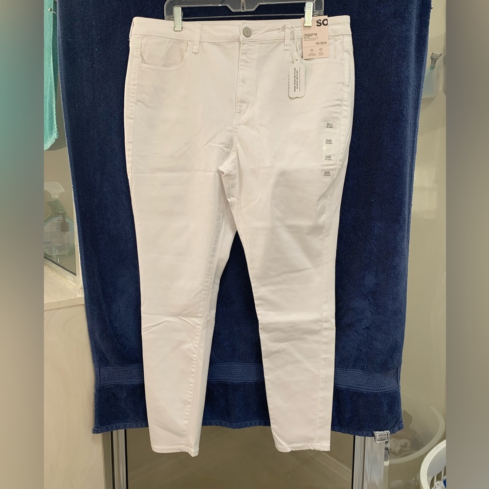 NWT Women's White Jeans 18